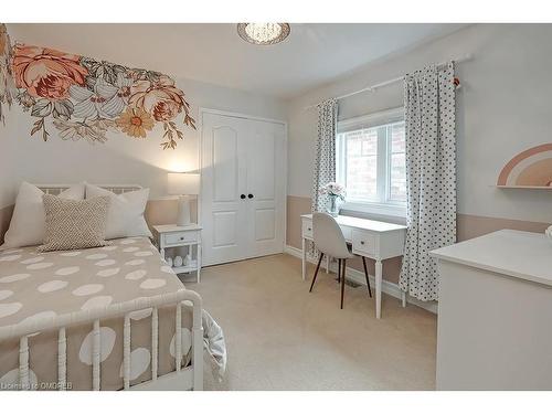 5217 Nova Crescent, Burlington, ON - Indoor Photo Showing Bedroom