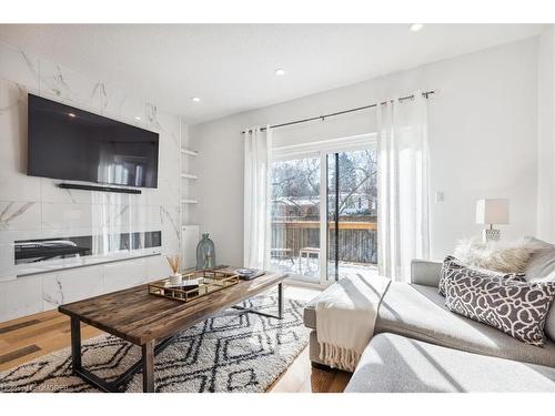 2-3122 Lakeshore Road W, Oakville, ON - Indoor Photo Showing Living Room