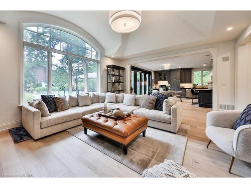 1366 Queen Victoria Avenue, Mississauga, ON - Indoor Photo Showing Living Room