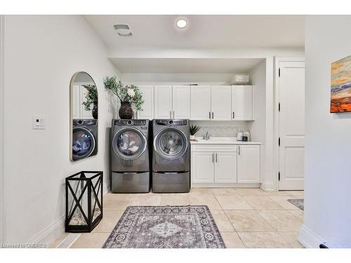 1366 Queen Victoria Avenue, Mississauga, ON - Indoor Photo Showing Laundry Room