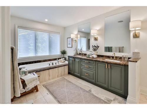 1366 Queen Victoria Avenue, Mississauga, ON - Indoor Photo Showing Bathroom