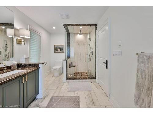 1366 Queen Victoria Avenue, Mississauga, ON - Indoor Photo Showing Bathroom