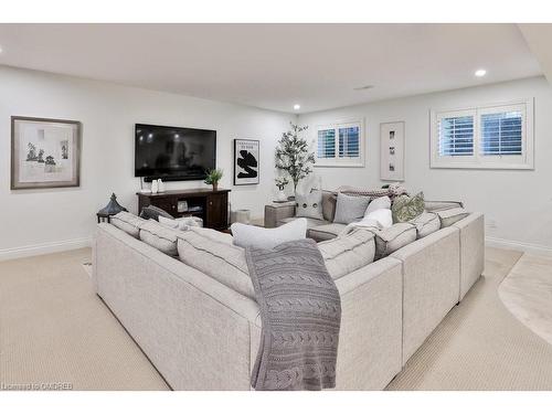 1366 Queen Victoria Avenue, Mississauga, ON - Indoor Photo Showing Living Room