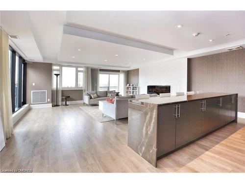 221-128 Garden Drive, Oakville, ON - Indoor Photo Showing Kitchen