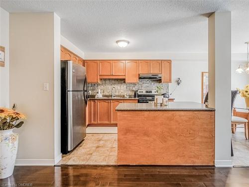 26-163 Livingston Avenue, Grimsby, ON - Indoor Photo Showing Kitchen With Double Sink