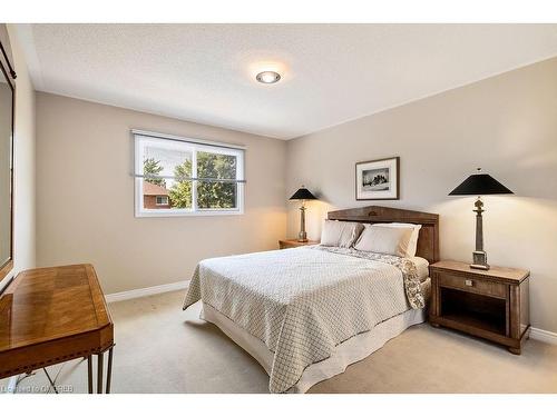 2940 Harvey Crescent, Mississauga, ON - Indoor Photo Showing Bedroom