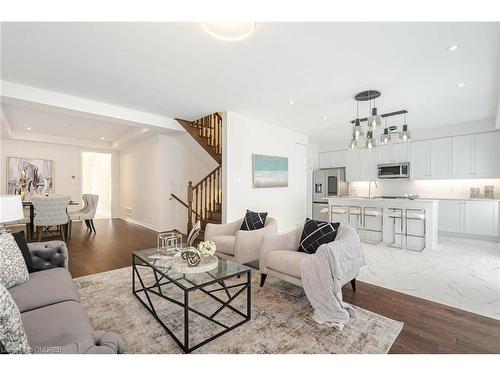 3906 Koenig Road, Burlington, ON - Indoor Photo Showing Living Room