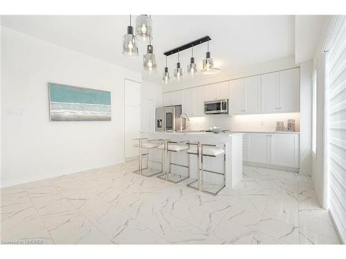 3906 Koenig Road, Burlington, ON - Indoor Photo Showing Kitchen