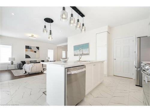 3906 Koenig Road, Burlington, ON - Indoor Photo Showing Kitchen