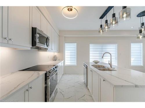 3906 Koenig Road, Burlington, ON - Indoor Photo Showing Kitchen With Double Sink With Upgraded Kitchen