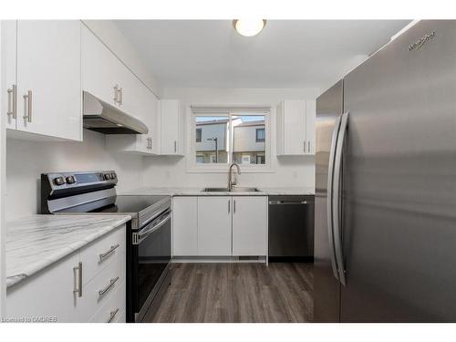 25-108 Sinclair Avenue, Georgetown, ON - Indoor Photo Showing Kitchen