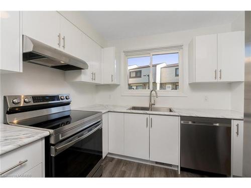 25-108 Sinclair Avenue, Georgetown, ON - Indoor Photo Showing Kitchen