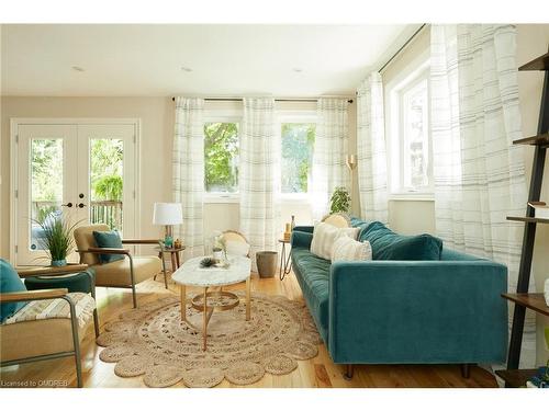 1048 Plains View Avenue, Burlington, ON - Indoor Photo Showing Living Room