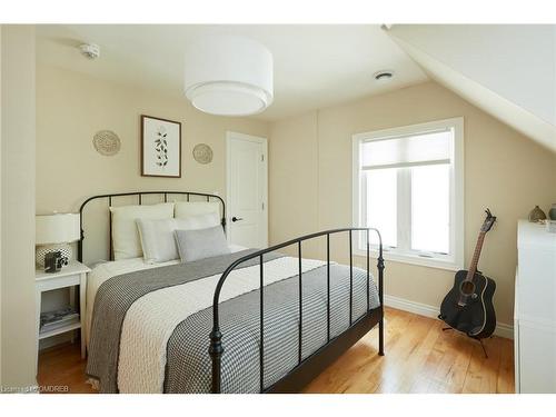 1048 Plains View Avenue, Burlington, ON - Indoor Photo Showing Bedroom