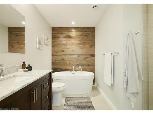 1048 Plains View Avenue, Burlington, ON - Indoor Photo Showing Bathroom