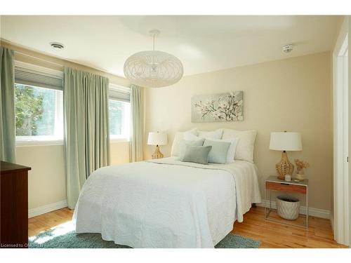 1048 Plains View Avenue, Burlington, ON - Indoor Photo Showing Bedroom