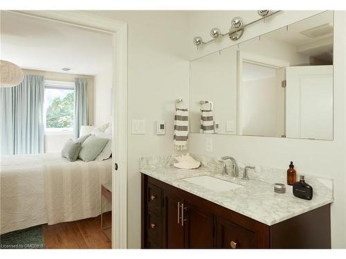 1048 Plains View Avenue, Burlington, ON - Indoor Photo Showing Bathroom