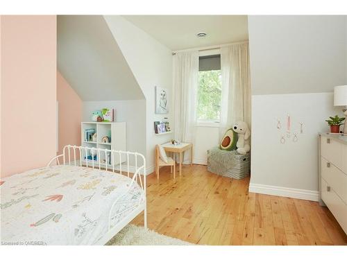 1048 Plains View Avenue, Burlington, ON - Indoor Photo Showing Bedroom