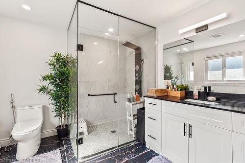 1230 Wood Place, Oakville, ON - Indoor Photo Showing Bathroom