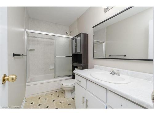 25 Elizabeth Street, Guelph, ON - Indoor Photo Showing Bathroom