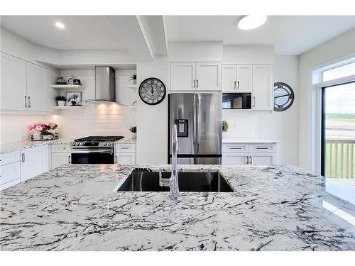 7 Hawick Crescent, Caledonia, ON - Indoor Photo Showing Kitchen With Double Sink With Upgraded Kitchen