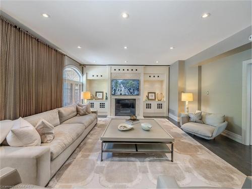 235 Lakewood Drive, Oakville, ON - Indoor Photo Showing Living Room