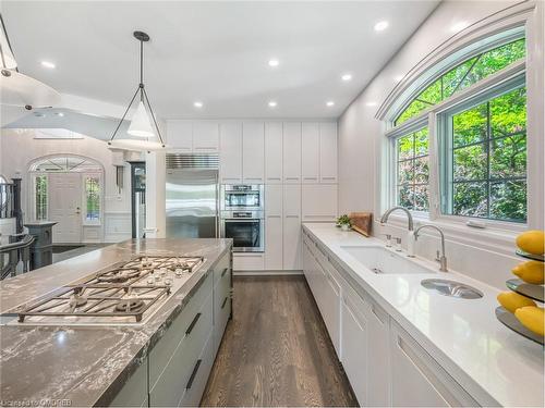 235 Lakewood Drive, Oakville, ON - Indoor Photo Showing Kitchen With Upgraded Kitchen