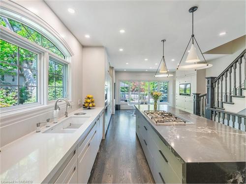 235 Lakewood Drive, Oakville, ON - Indoor Photo Showing Kitchen With Upgraded Kitchen