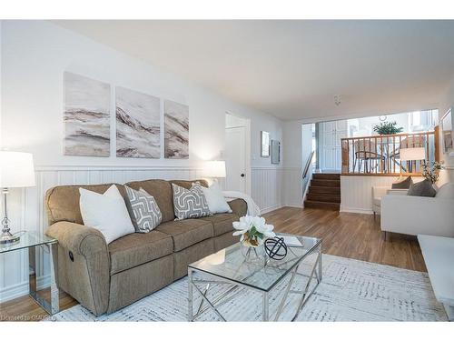 7237 Bendigo Circle, Mississauga, ON - Indoor Photo Showing Living Room