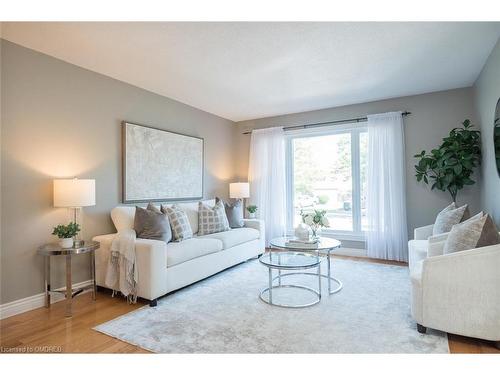 7237 Bendigo Circle, Mississauga, ON - Indoor Photo Showing Living Room