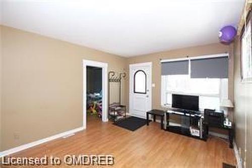 501 Queensdale Avenue E, Hamilton, ON - Indoor