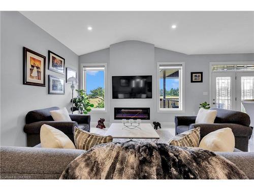 46 Rea Drive, Fergus, ON - Indoor Photo Showing Living Room