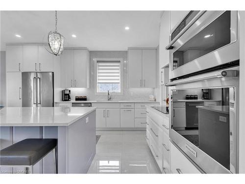 46 Rea Drive, Fergus, ON - Indoor Photo Showing Kitchen With Upgraded Kitchen