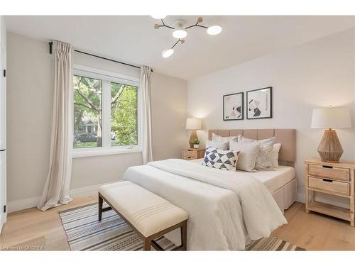 212 Ascot Place, Burlington, ON - Indoor Photo Showing Bedroom