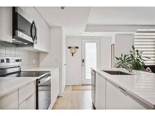 103-3058 Sixth Line, Oakville, ON - Indoor Photo Showing Kitchen With Upgraded Kitchen