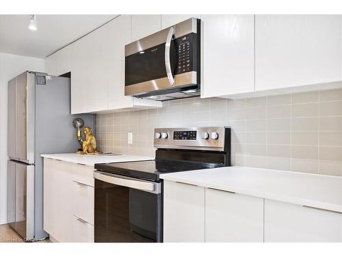 103-3058 Sixth Line, Oakville, ON - Indoor Photo Showing Kitchen