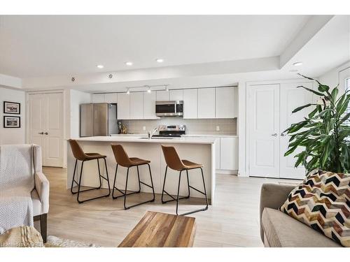 103-3058 Sixth Line, Oakville, ON - Indoor Photo Showing Kitchen