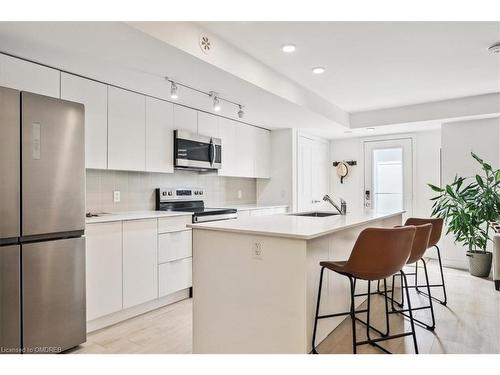 103-3058 Sixth Line, Oakville, ON - Indoor Photo Showing Kitchen