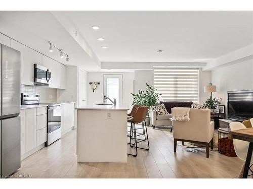 103-3058 Sixth Line, Oakville, ON - Indoor Photo Showing Kitchen