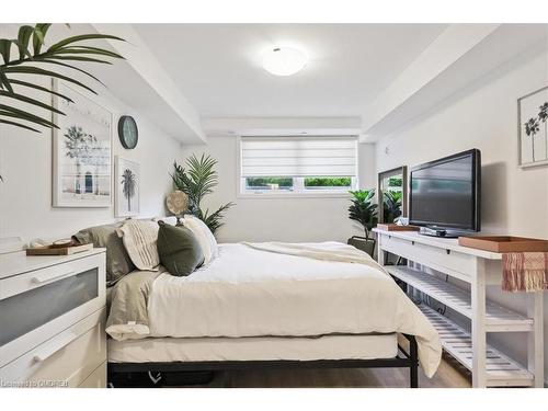 103-3058 Sixth Line, Oakville, ON - Indoor Photo Showing Bedroom