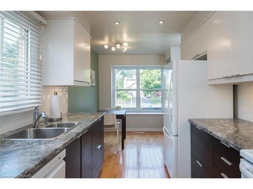 635 Beaver Court, Milton, ON - Indoor Photo Showing Kitchen With Double Sink