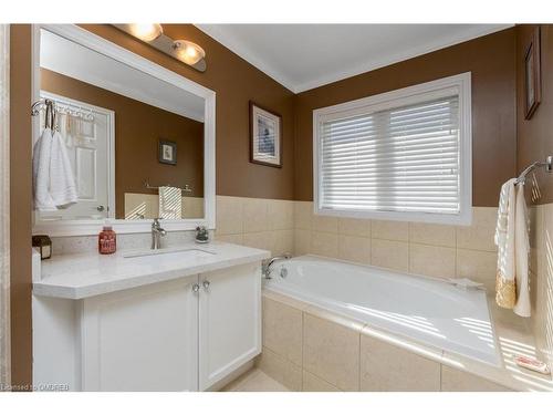 77 Mowat Crescent, Halton Hills, ON - Indoor Photo Showing Bathroom