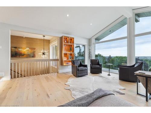 7286 Bell School Line, Milton, ON - Indoor Photo Showing Living Room