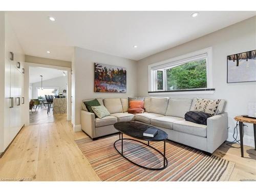 7286 Bell School Line, Milton, ON - Indoor Photo Showing Living Room