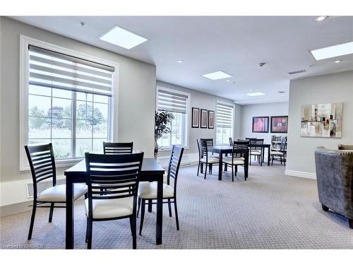 328-2300 Upper Middle Road, Oakville, ON - Indoor Photo Showing Dining Room