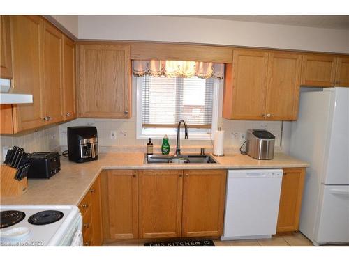 113 Green Gate Boulevard, Cambridge, ON - Indoor Photo Showing Kitchen With Double Sink