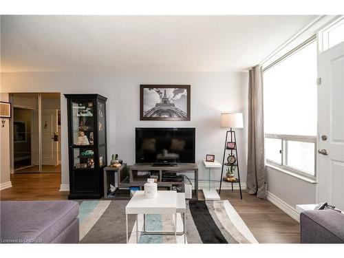 908-20 Edgecliff Golfway, Toronto, ON - Indoor Photo Showing Living Room