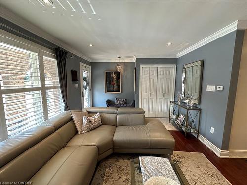 1-223 Picton Street E, Hamilton, ON - Indoor Photo Showing Living Room