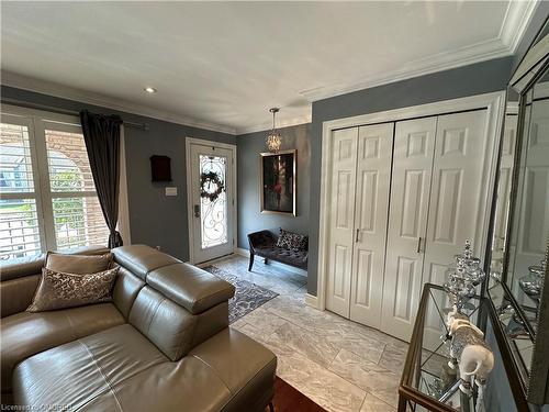 1-223 Picton Street E, Hamilton, ON - Indoor Photo Showing Living Room