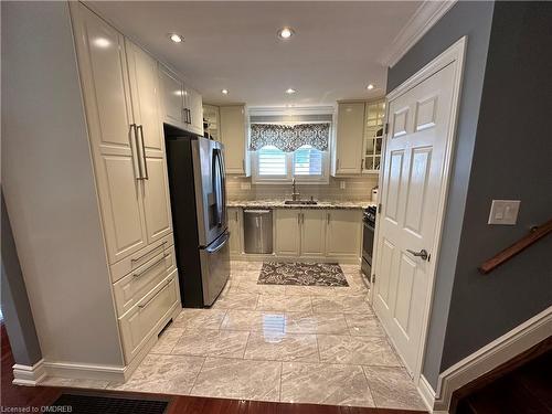 1-223 Picton Street E, Hamilton, ON - Indoor Photo Showing Kitchen